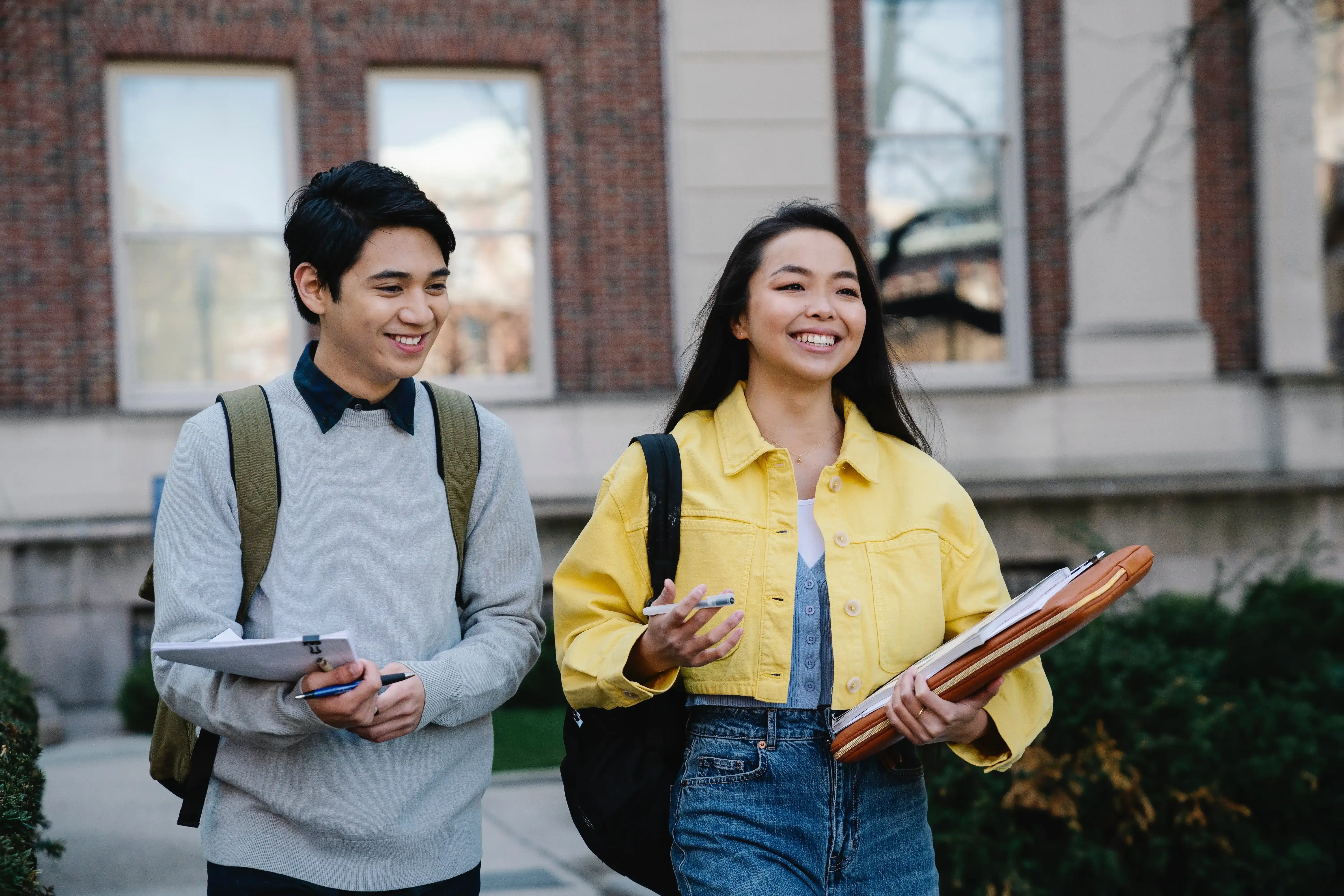 students campus walking